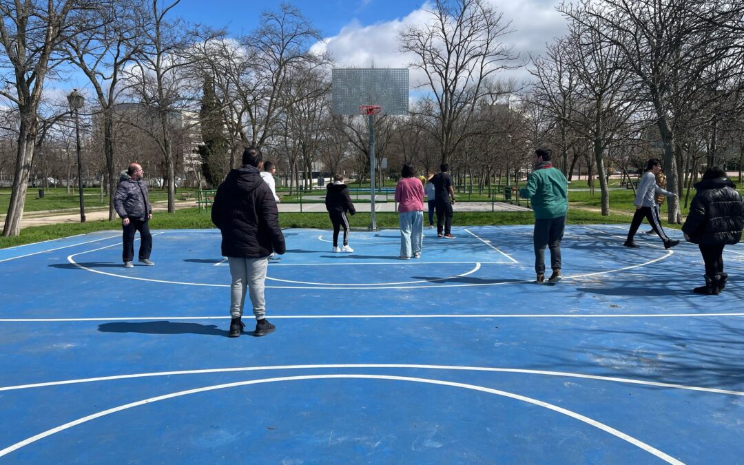 Jugando al baloncesto