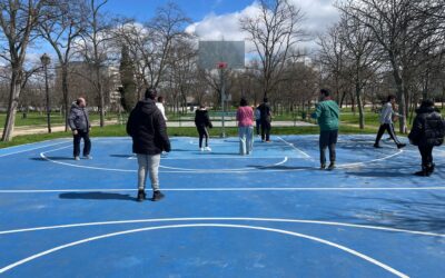 Jugando al baloncesto